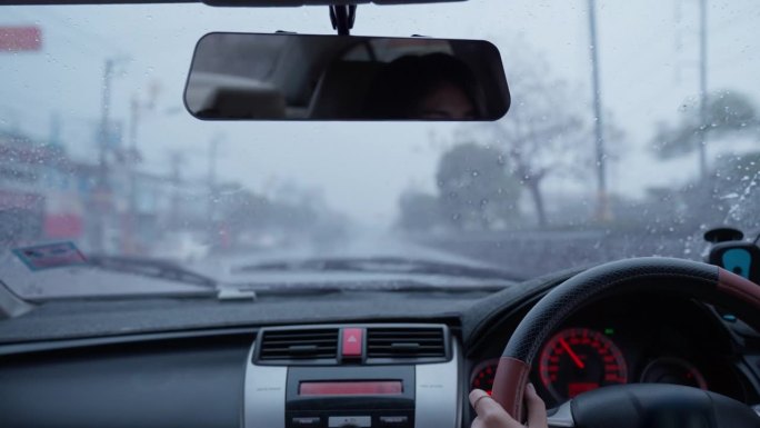 在雨天和交通堵塞的情况下，从汽车内部观看行驶在道路上。