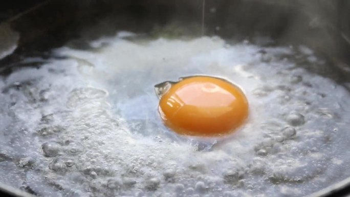 将生鸡蛋倒入沸水中煮荷包蛋。健康食品。