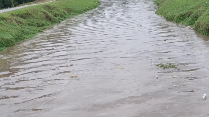 大雨过后，柔佛州kluang的一条肮脏的河流充满了垃圾