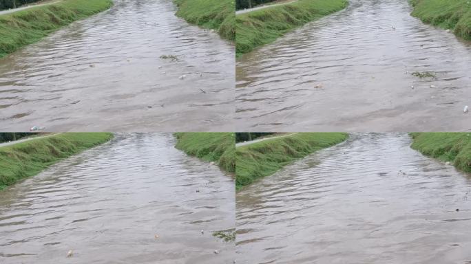大雨过后，柔佛州kluang的一条肮脏的河流充满了垃圾