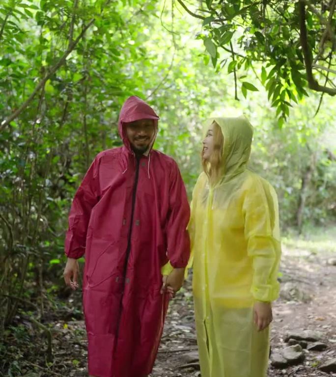 一对亚洲夫妇穿过山间草地