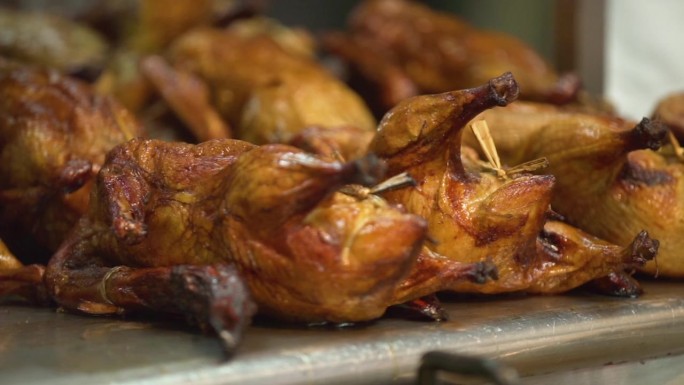 在瑶瓦腊市场上，放在不锈钢桌上的烤鸭