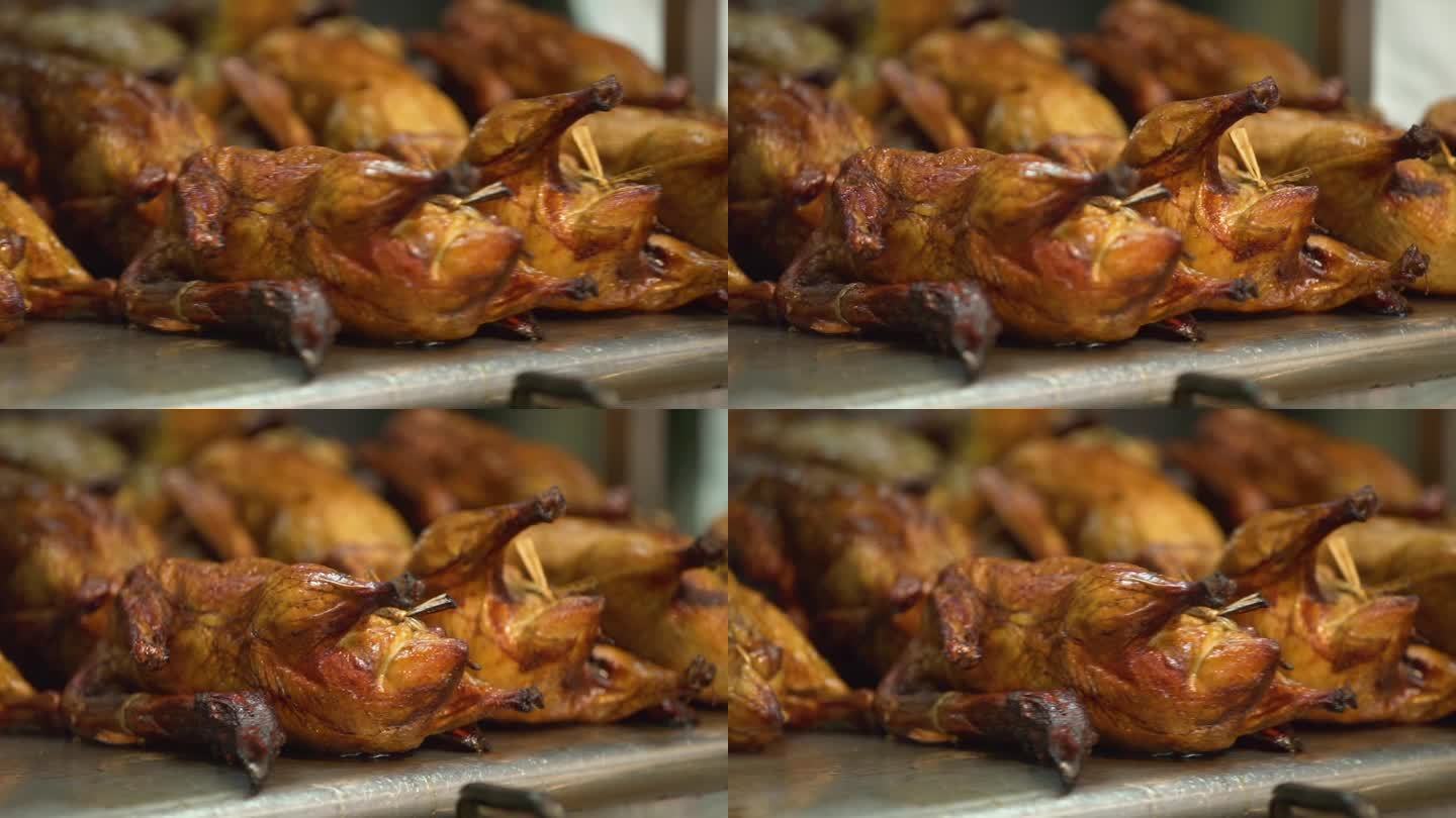 在瑶瓦腊市场上，放在不锈钢桌上的烤鸭