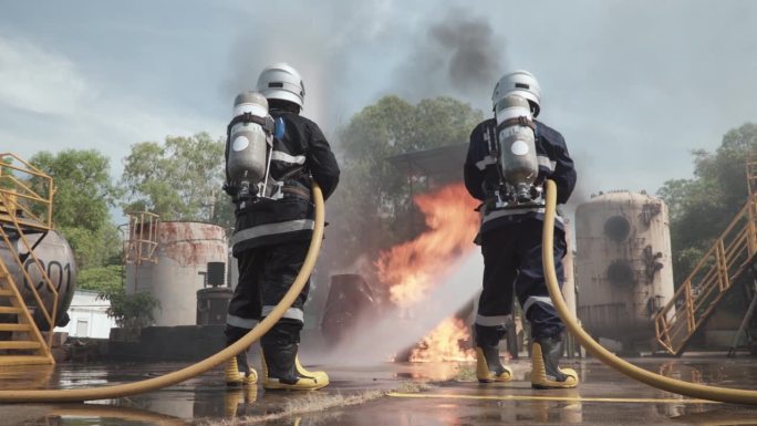 消防队员喷水灭火救援人员火灾应对