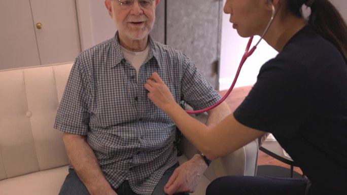 护士在家给一位老人量血压——家庭健康护理检查