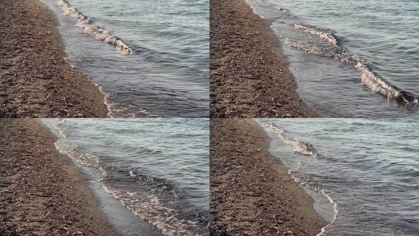海浪卷起沙滩。