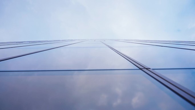 壮观的玻璃摩天大楼与无尽的天空融为一体