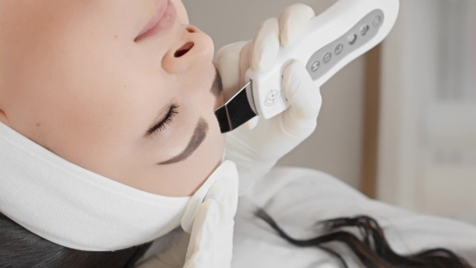 所有皮肤类型的专业护理:美容师的超声波面部清洁适合每个人，在美容诊所提供个性化和专业的护理。垂直视频