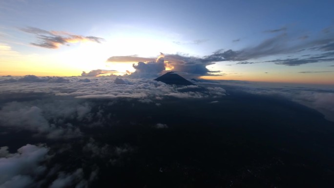 令人惊叹的鸟瞰图在高空云层上的阿贡火山