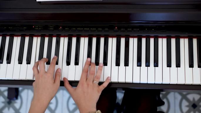 音乐的光辉:年轻钢琴家的巧手特写