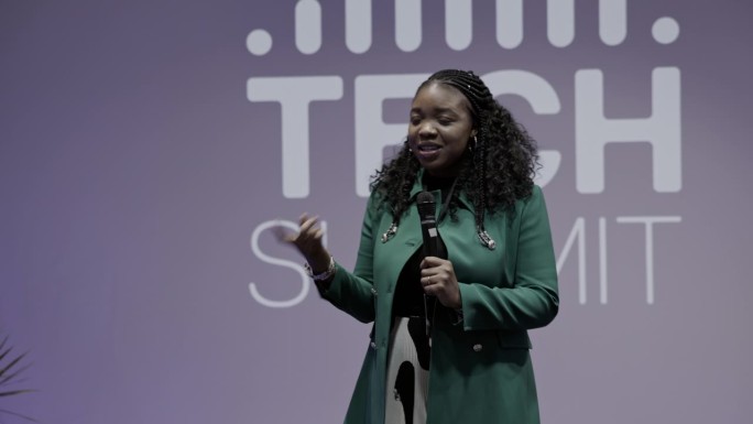 非洲女商人在科技会议上对观众讲话。