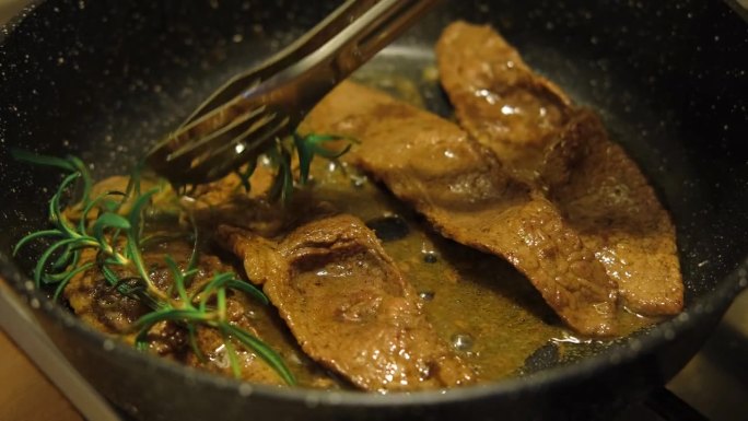 用香草黄油、胡椒和迷迭香煎牛肉片。煎肉排。特写镜头。煎牛眼肋排。菲力牛排。制作原味安格斯肋眼。食物配