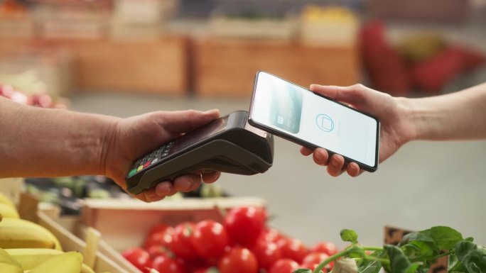 消费者使用数字信用卡购买有机农产品，通过银行销售点终端上的非接触式在线近距离通信技术，用智能手机软件