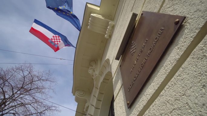 克罗地亚首都萨格勒布的议会大厦上，克罗地亚国旗和欧盟国旗映衬着蓝天