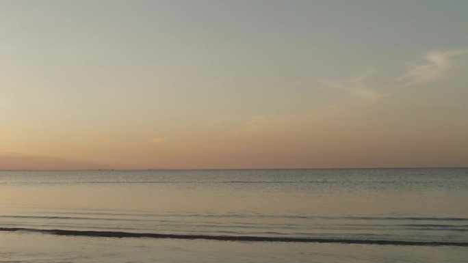 少女在日落时分在沙滩上翻筋斗