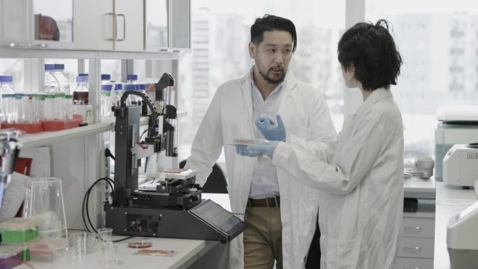 日本科学家在实验室里一起工作