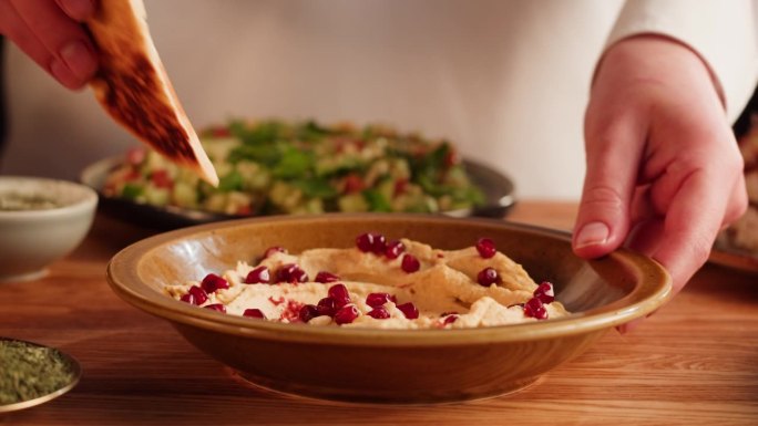 土耳其传统食物。鹰嘴豆泥特写，中东民族美食。穆斯林家庭晚餐，斋月，开斋。