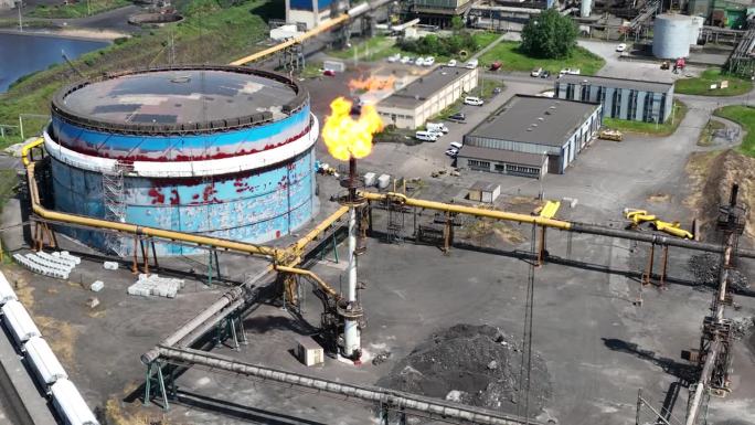 航拍无人机拍摄了一个被称为燃烧的工业过程，背景是一个大型金属制品制造工厂。无人机航拍图。