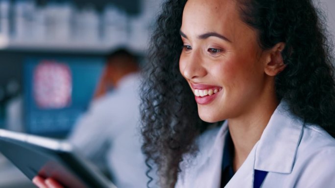 科学，研究和快乐的女人在实验室里进行医学分析和创新。药物分析，医学研究和微笑，科学家检查互联网数据或