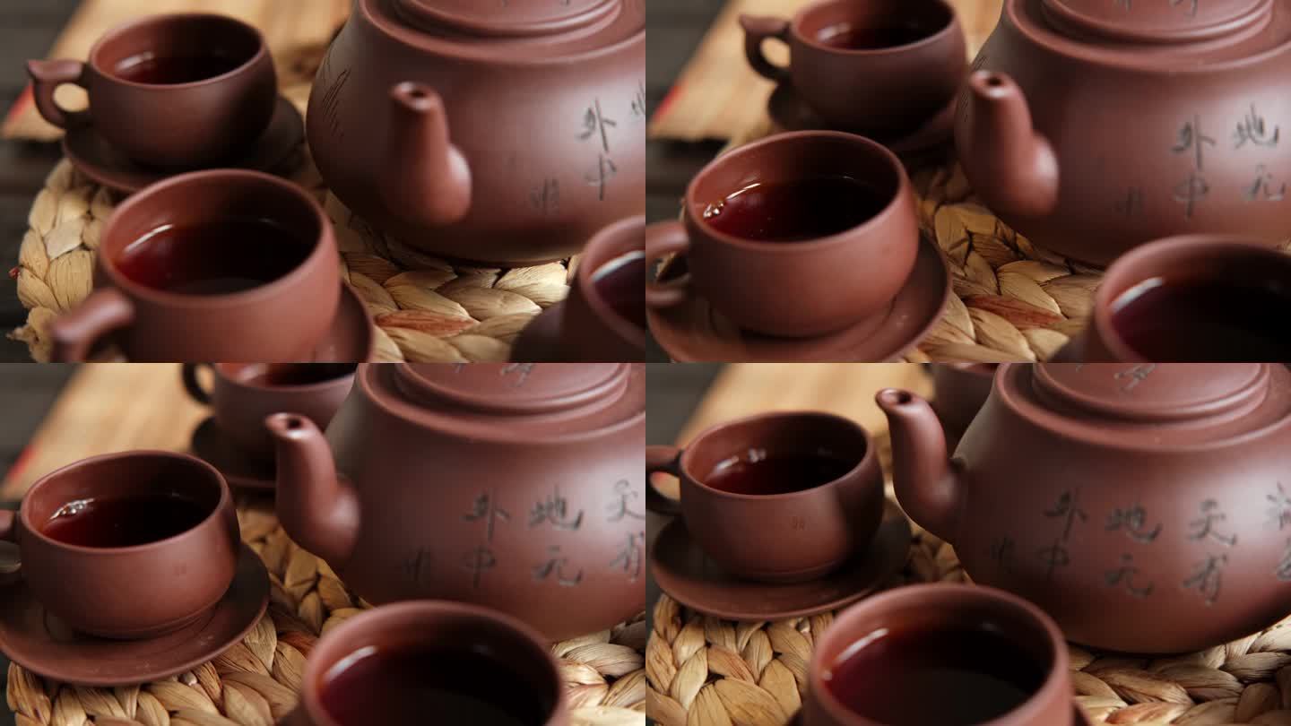 茶道。亚洲传统茶具，正宗茶具套装。把茶从茶壶倒进茶杯的人。竹托盘。的生活方式。健康平衡健康。泡茶设备