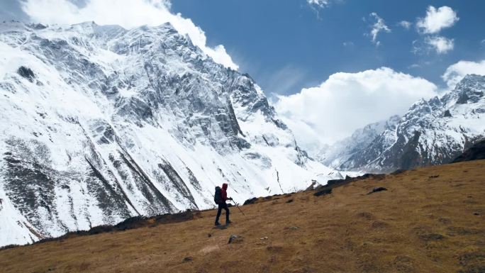 在尼泊尔的群山中攀登