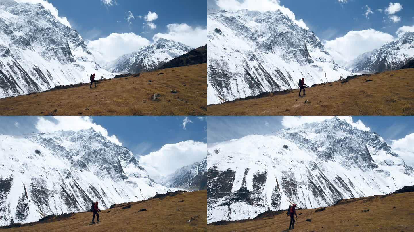 在尼泊尔的群山中攀登
