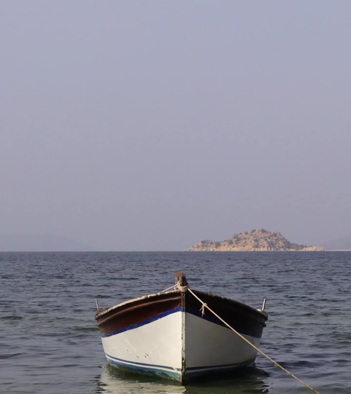 渔船停泊在土耳其的巴法湖岸边。社交媒体的垂直视频