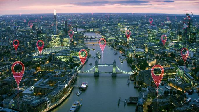 连接城市中的本地化图标。伦敦天际线的空中未来观。技术理念、数据通信、人工智能、物联网、智慧城市。英格