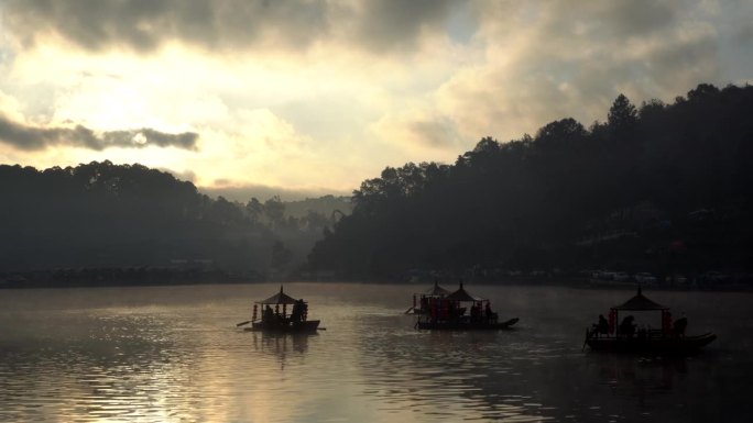 班鲁克泰泰国云南村，湄宏森省中国船在早晨金色的日出湖与雾