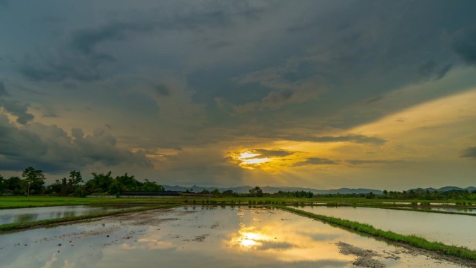 泰国乡村的自然景物场和日落，带准备土，4K延时摄影。