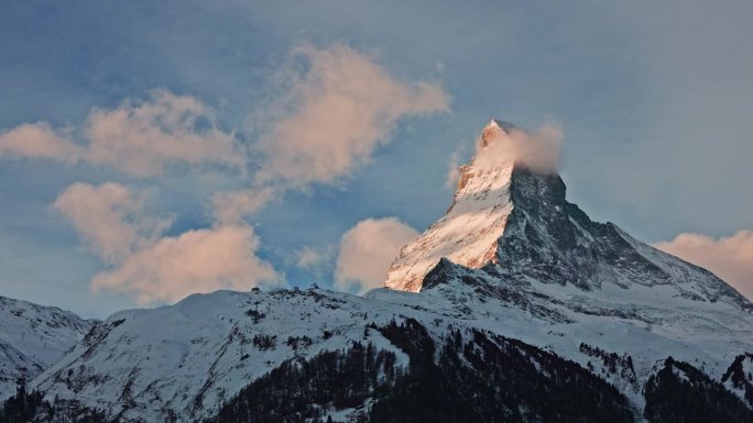 T/L瑞士阿尔卑斯山上雄伟的马特洪峰