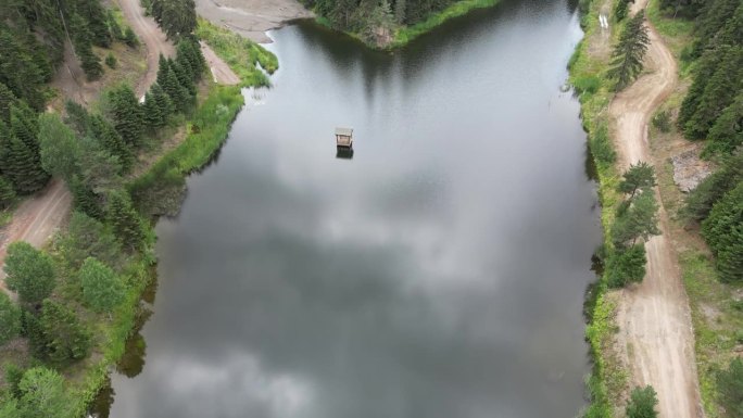 鸟瞰森林中的湖泊。山林湖色，春光明媚。土耳其美丽的旅游胜地。中国有黄金