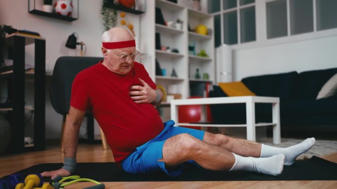 穿着运动服的老人感到胸痛，有心脏病发作、精神衰竭的危险
