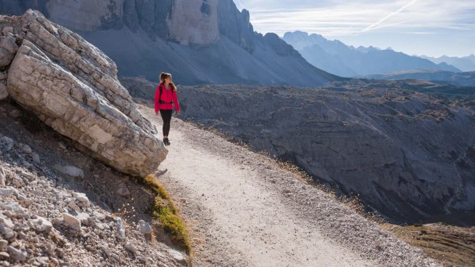 一名女子在意大利白云石山脉徒步旅行
