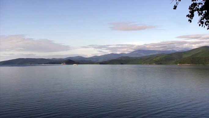 山景与绿色的树木在岩石海岸线的背景。