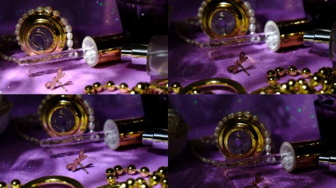 脸部美容油或精华液的特写透明滴瓶，装饰珍珠，金色闪闪发光的紫色背景。玻璃移液管中的玻尿酸