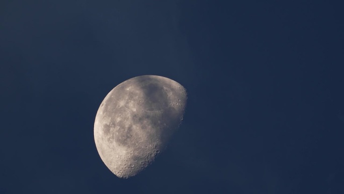 在月亏期的黎明时分，云在月球上移动