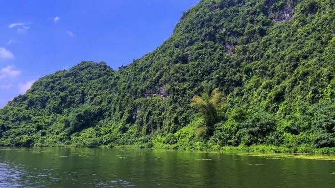 越南的庄安河、宁明和白定山距离河内只有3小时的车程。美丽蜿蜒的河流和高耸的高山。船穿过河中的洞穴