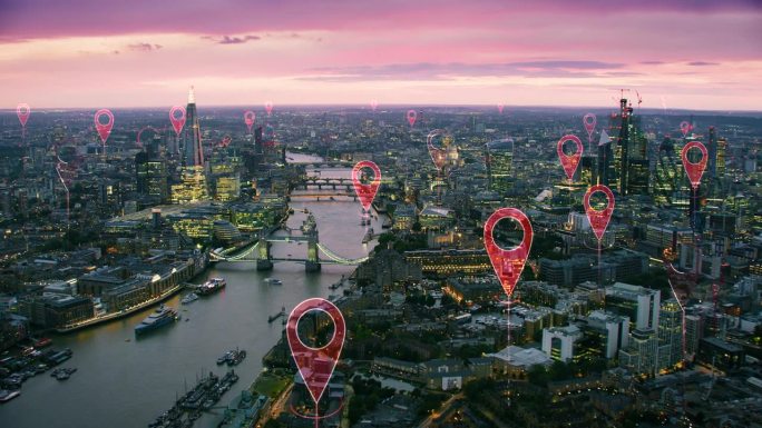 空中智慧城市。连接未来城市的本地化图标。技术理念、数据通信、人工智能、物联网。伦敦的天际线。用红色武