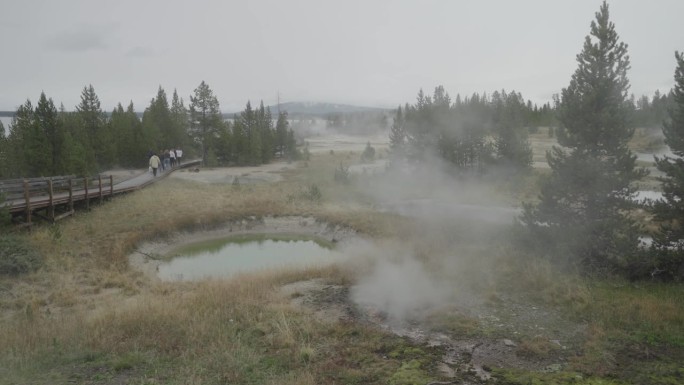 怀俄明州超级火山黄石国家公园的西拇指间歇泉盆地步道