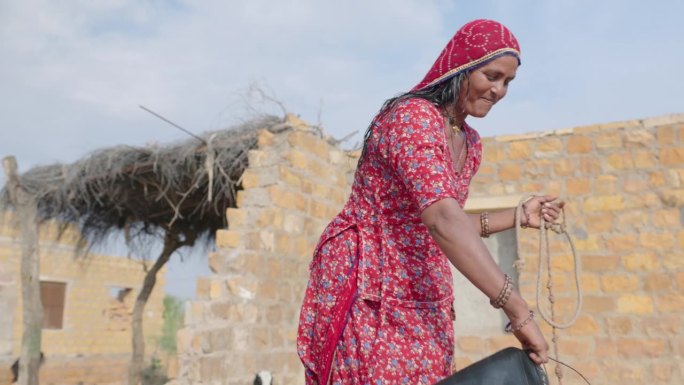 拉贾斯坦邦，印度妇女从井里取水