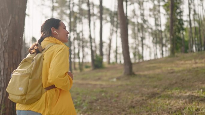 年轻女子背着背包徒步旅行