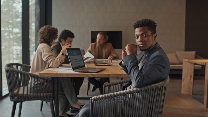 年轻的黑人男性专家在办公室团队会议上的肖像