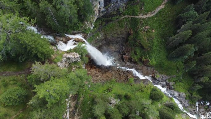 奥伯陶恩山脉壮观的约翰内斯瀑布的无人机镜头