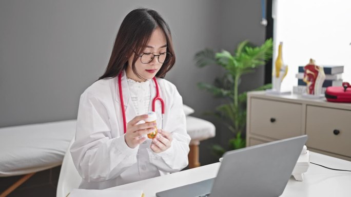 年轻的中国女医生通过视频通话在诊所开药治疗