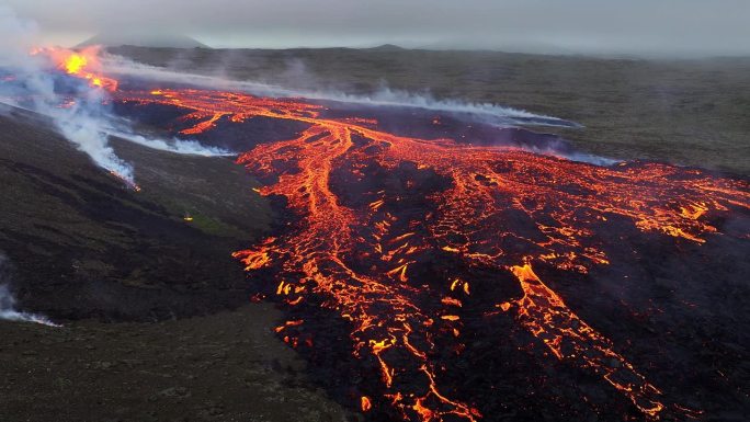 lili - hrutur火山喷发的空中全景镜头。冰岛。Fagradalsfjall。无人机镜头，熔