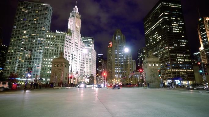 芝加哥。晚上的街道。市中心的商业。酒店