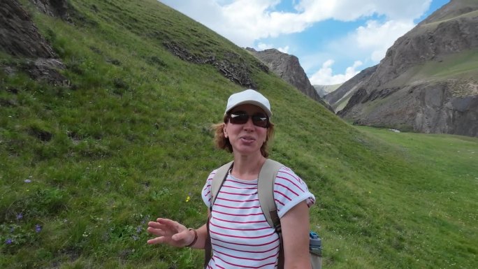 一位兴高采烈的女游客正在用视频记录她的山麓自驾游。自拍的观点