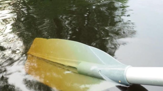 桨，一种以窄铲形式推进的特殊装置，利用杠杆原理，通过划桨使船只运动。在卡累利阿的Lososinnoy