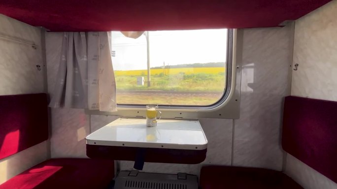旅客在火车上的位置。桌子和一杯茶。火车开动了。